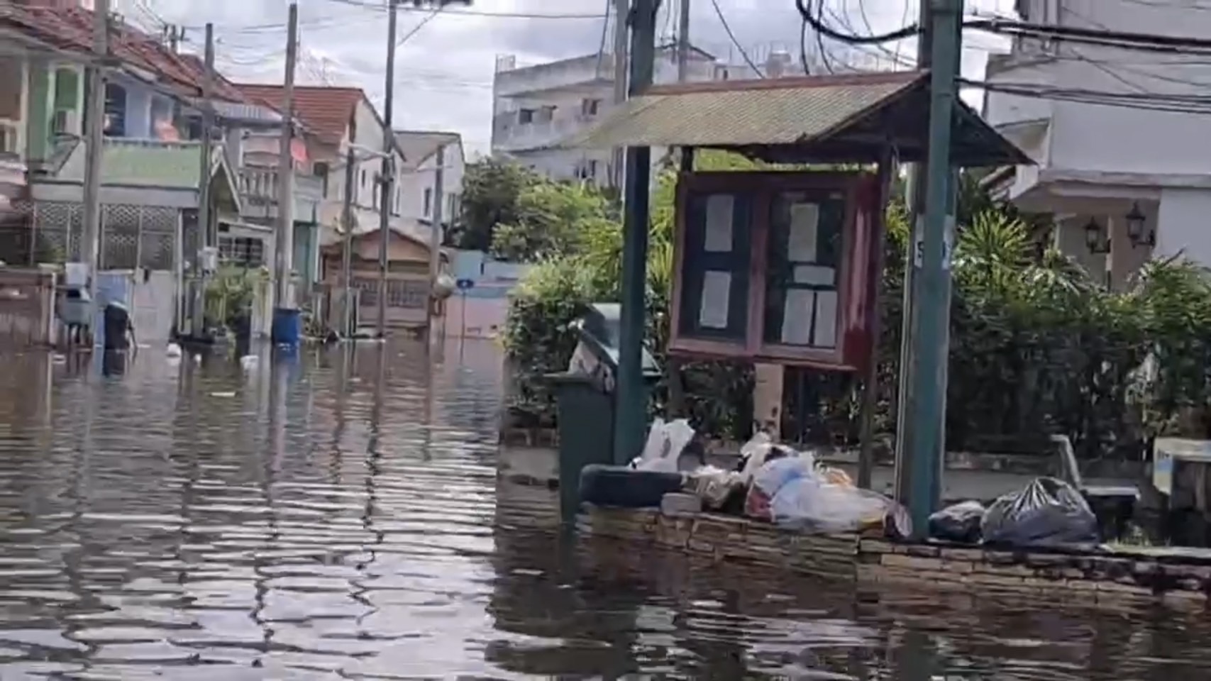 นนทบุรีพบ 3 หมู่บ้านดัง ถูกน้ำท่วม ชาวบ้านเดือดร้อนหนัก