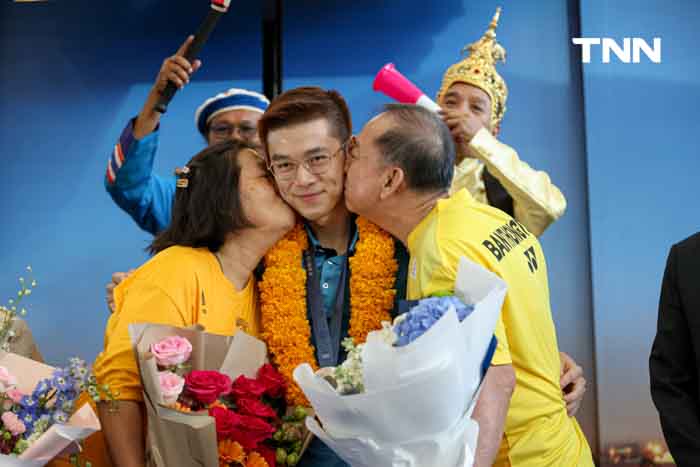 วิว กุลวุฒิ” เดินทางถึงไทย หลังสร้างประวัติศาสตร์คว้าเหรียญเงินให้ทัพแบดไทย