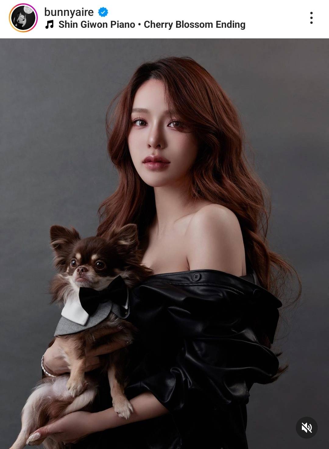 แอร์ ภัณฑิลา อุ้มท้องลูกน้อยวาดรูปร่วมทำบุญในมูลนิธิมะเร็ง
