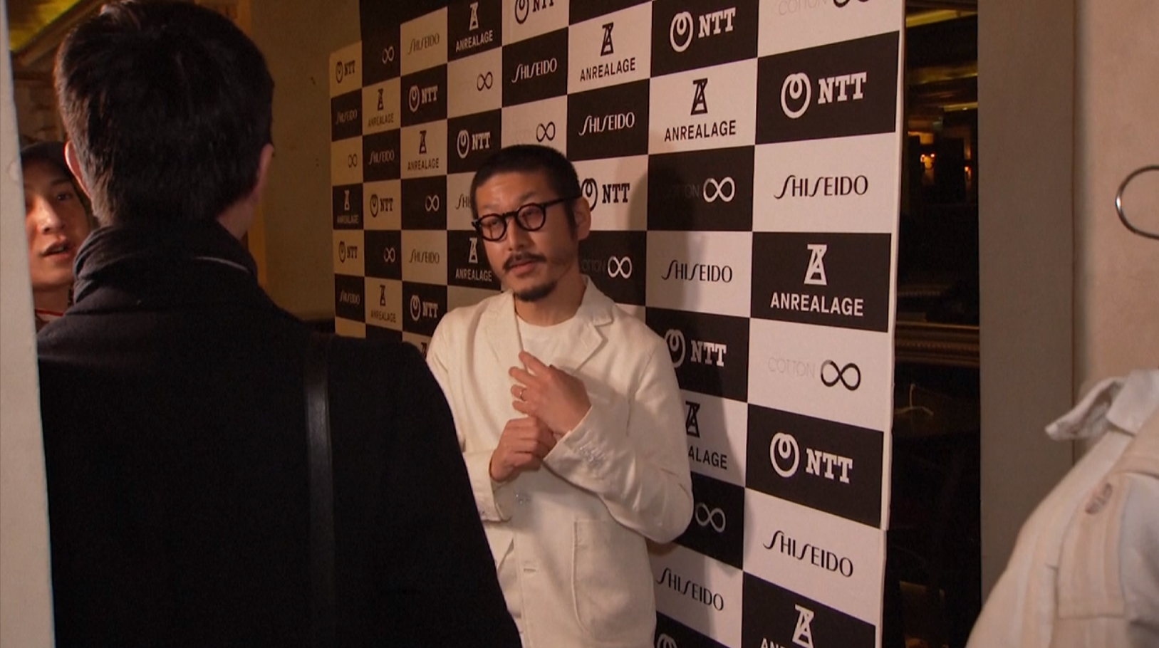 “Anrealage” แบรนด์ญี่ปุ่นสุดไฮเทค โชว์เสื้อผ้าเปลี่ยนสีได้ด้วยรังสี UV [มีคลิป]