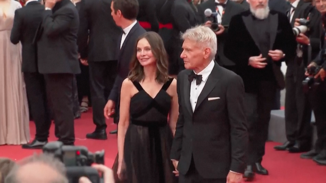 แฟนๆ รุมล้อม!! 'แฮร์ริสัน ฟอร์ด' วัย 80 ปี พา Indiana Jones ภาคจบ เปิดตัวที่คานส์