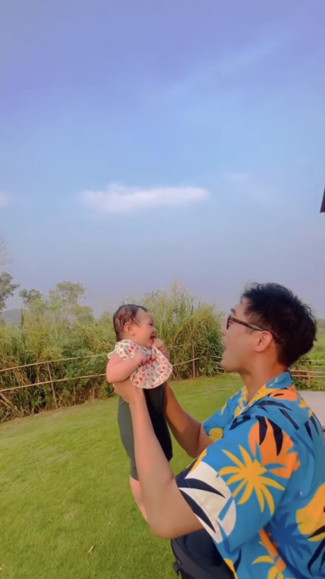 โมเมนต์สุดน่ารักเวียร์ ศุกลวัฒน์ กับลูกสาว น้องวิริน ในบ้านสวน โมเมนต์สุดน่ารักเวียร์ ศุกลวัฒน์ กับลูกสาว น้องวิริน ในบ้านสวน
