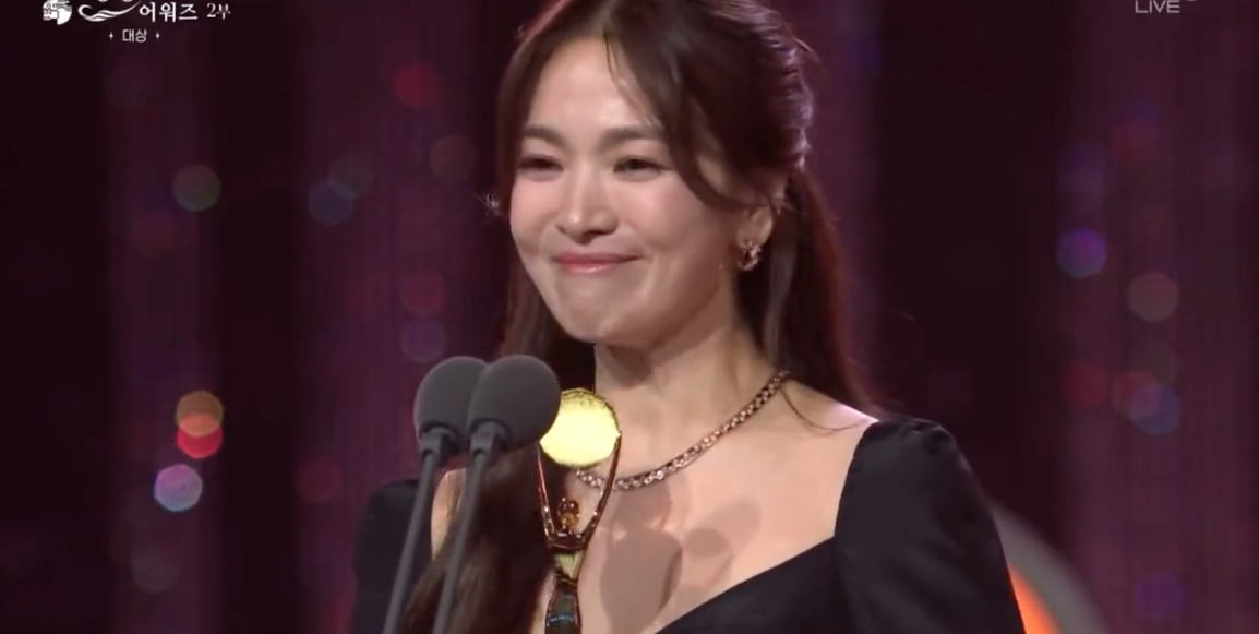 ‘ซงฮเยคโย’ คว้าแดซัง!! เวที Blue Dragon Series Awards ปีนี้ จากบทนำ The Glory