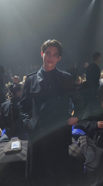 หล่อปังระดับโลก!! ประมวลลุค 'ไบร์ท วชิรวิชญ์' ประชันซุปตาร์โลก ชมแฟชั่นโชว์ลอนดอน หล่อปังระดับโลก!! ประมวลลุค 'ไบร์ท วชิรวิชญ์' ประชันซุปตาร์โลก ชมแฟชั่นโชว์ลอนดอน