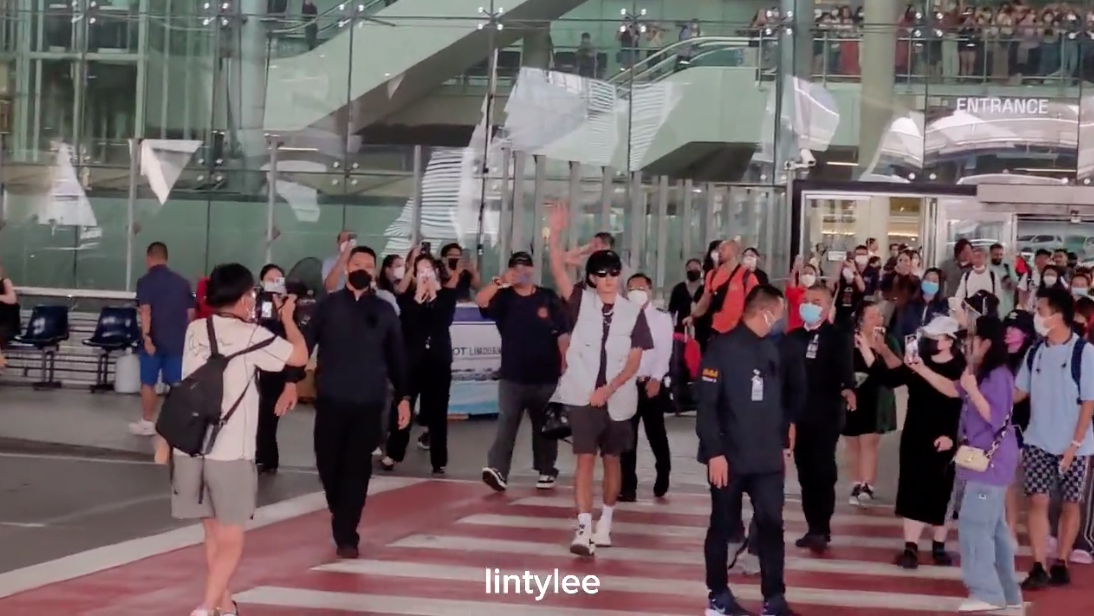 ตี๋ถึงไทยแล้ว!! 'ดีแลน หวัง' พระเอก F4 จีน พร้อมถ่ายทำ Keep Running ในกรุงเทพและพัทยา ตี๋ถึงไทยแล้ว!! 'ดีแลน หวัง' พระเอก F4 จีน พร้อมถ่ายทำ Keep Running ในกรุงเทพและพัทยา