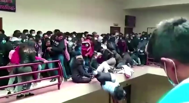 นาทีระทึก! ราวระเบียงหัก ทำนศ.ร่วงตกตึก เสียชีวิตทันทีหลายราย นาทีระทึก! ราวระเบียงหัก ทำนศ.ร่วงตกตึก เสียชีวิตทันทีหลายราย