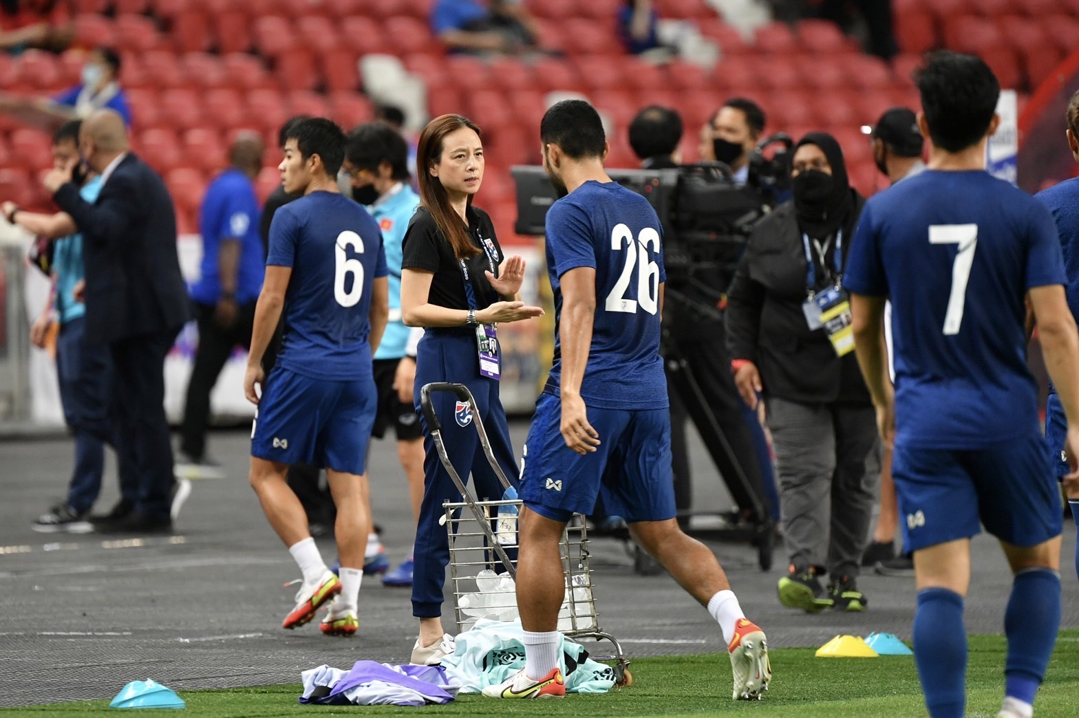 รวมภาพ 'มาดามแป้ง' กับทบาท 'ผจก.ทีมชาติไทย' นัดเอาชนะเวียดนาม 2-0