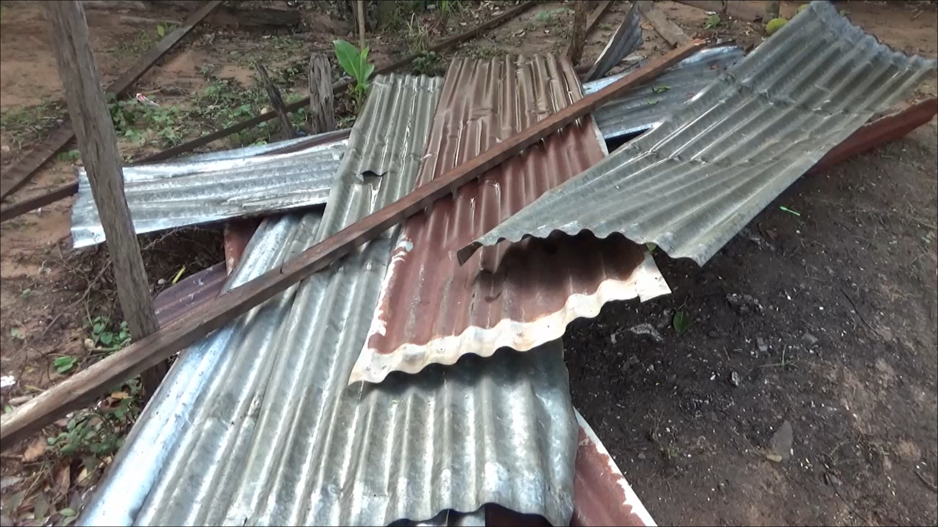 เปิดภาพ พายุถล่ม จ.ยโสธร บ้านเรือนเสียหาย 14 หลัง