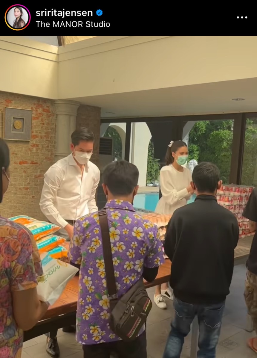 ริต้า ศรีริต้า - กรณ์ ณรงค์เดช ปันความสุข มอบข้าวสารอาหารแห้งให้ประชาชน