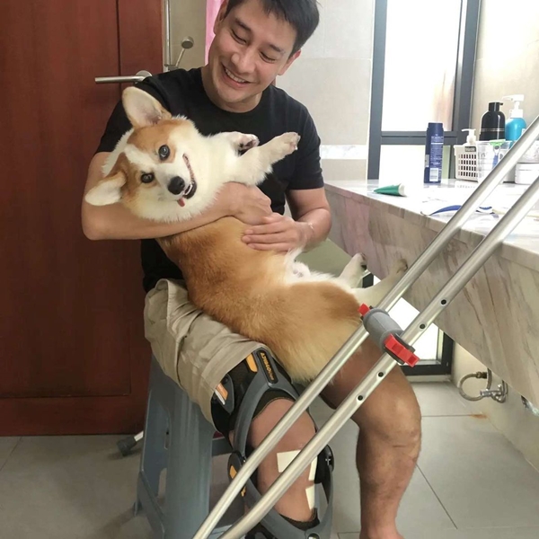 ป้อง ณวัฒน์ ผ่าตัดหัวเข่า พักฟื้นนานเป็นเดือน ป้อง ณวัฒน์ ผ่าตัดหัวเข่า พักฟื้นนานเป็นเดือน