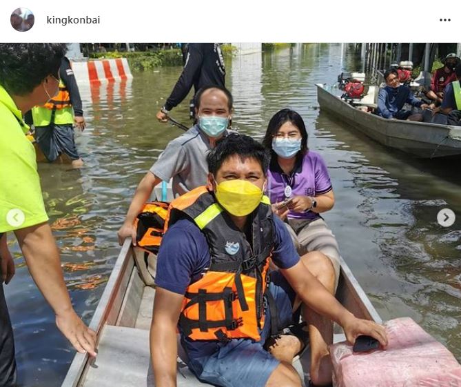 คิง ก่อนบ่าย ช่วยน้ำท่วมบางปู พร้อมมอบข้าวให้อาสา