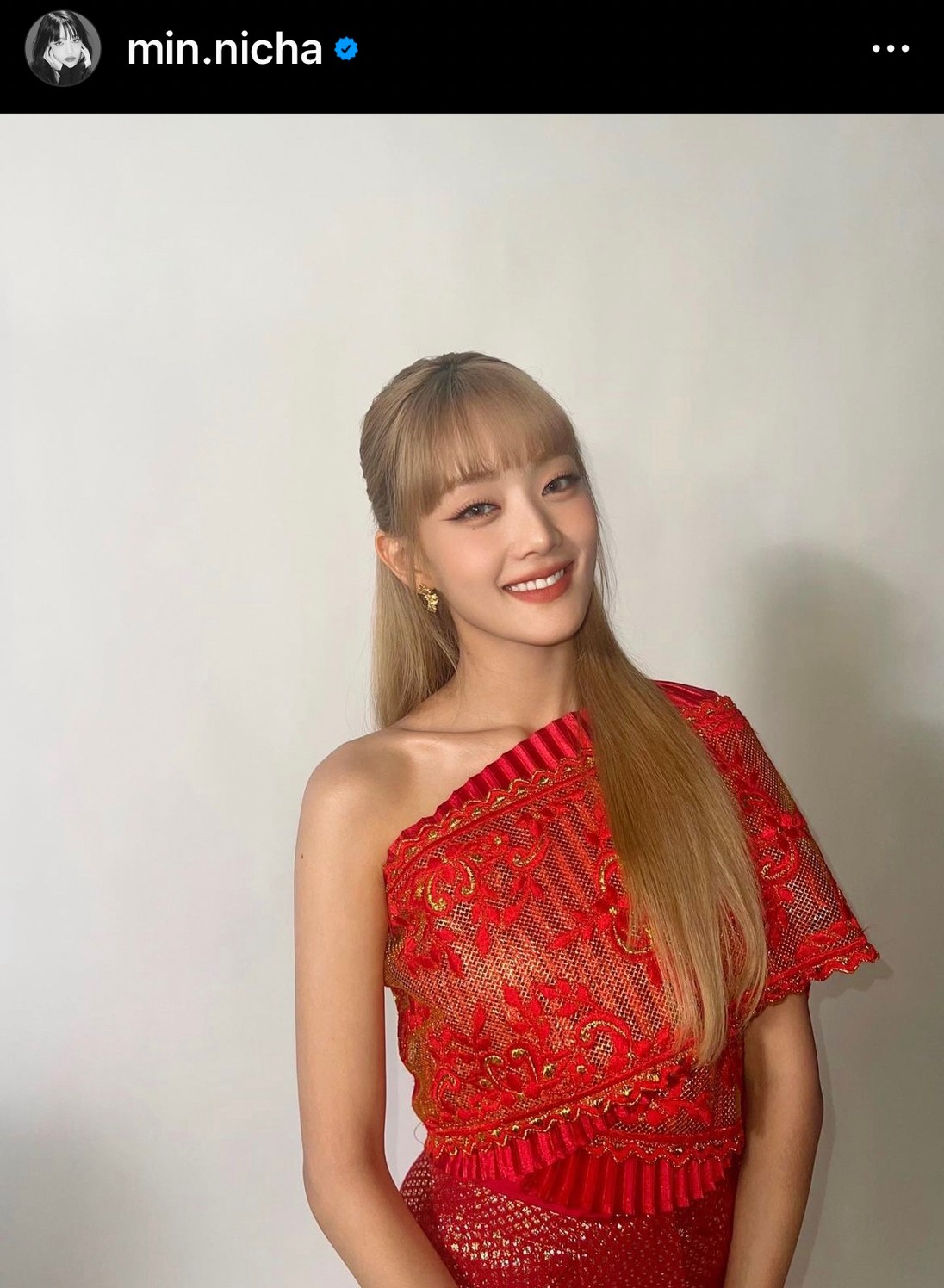  “มินนี่ (G)I-DLE” สวยละมุนในชุดไทยสีแดง ทำแฟนๆ แห่คอมเมนต์กันรัวๆ