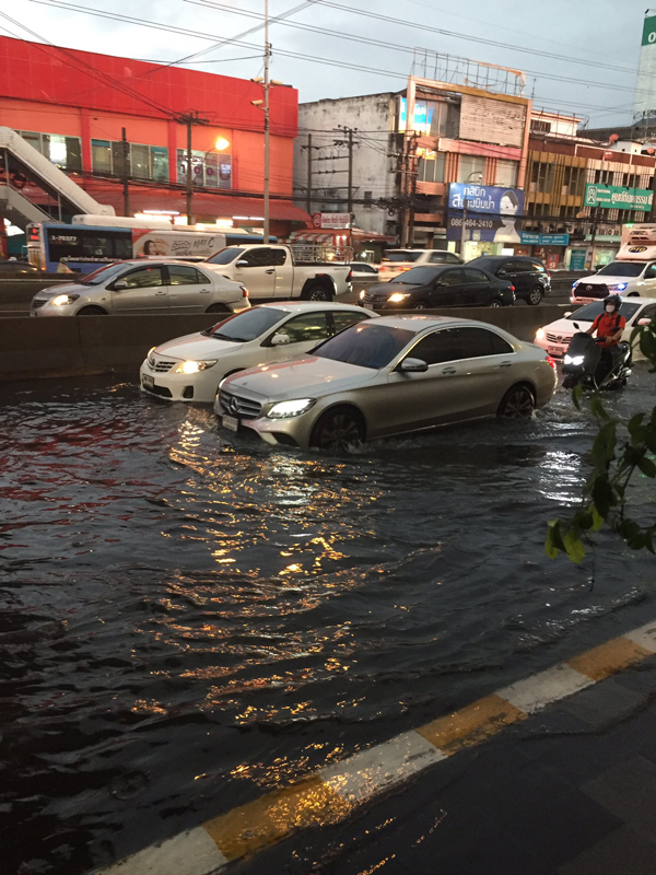 ฝนถล่มกรุง ทำน้ำท่วมขังถนนหลายพื้นที่ จราจรบางจุดติดขัด ฝนถล่มกรุง ทำน้ำท่วมขังถนนหลายพื้นที่ จราจรบางจุดติดขัด