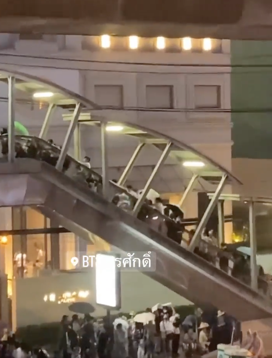 BTS สุรศักดิ์ โซเชียลแชร์คลิปนาทีระทึกเกิดเหตุคนล้มทับกันบนบันไดเลื่อน BTS สุรศักดิ์ โซเชียลแชร์คลิปนาทีระทึกเกิดเหตุคนล้มทับกันบนบันไดเลื่อน