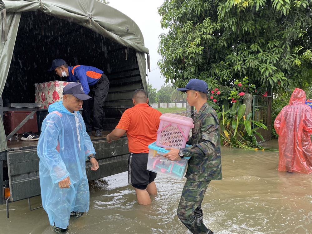 พายุโนรูถล่มอุบลฯ กลาโหม สั่งทุกเหล่าทัพระดมกำลังพลช่วยผู้ประสบภัย พายุโนรูถล่มอุบลฯ กลาโหม สั่งทุกเหล่าทัพระดมกำลังพลช่วยผู้ประสบภัย