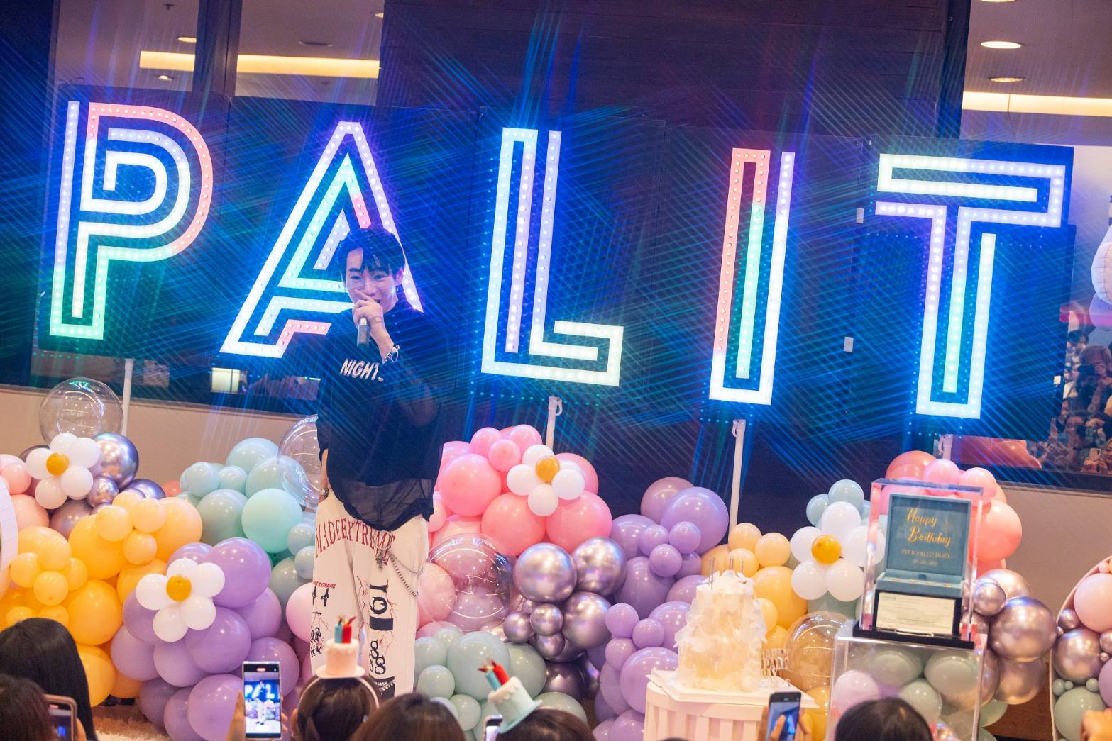 เป๊ก ผลิตโชค กับวันเกิดสุดพิเศษ แฟนคลับรวมตัวอวยพรสุดอลังการ เป๊ก ผลิตโชค กับวันเกิดสุดพิเศษ แฟนคลับรวมตัวอวยพรสุดอลังการ