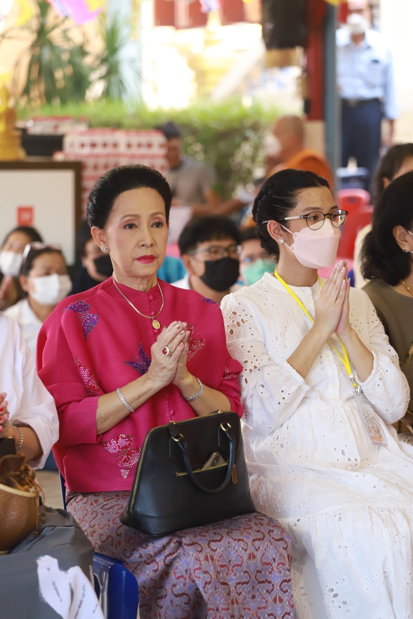 ครอบครัวทำตามความตั้งใจของ อาต้อย เศรษฐา ทำพิธีพุทธาภิเษกเหรียญเศรษฐศิลป์ ครอบครัวทำตามความตั้งใจของ อาต้อย เศรษฐา ทำพิธีพุทธาภิเษกเหรียญเศรษฐศิลป์