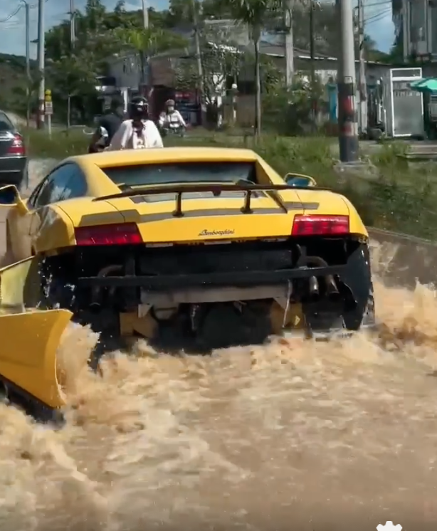 น้ำท่วมเชียงใหม่! ชาวเน็ตแชร์ 'ลัมโบร์กีนี' ใจถึงขับรถลุยไม่แคร์ระดับน้ำ น้ำท่วมเชียงใหม่! ชาวเน็ตแชร์ 'ลัมโบร์กีนี' ใจถึงขับรถลุยไม่แคร์ระดับน้ำ