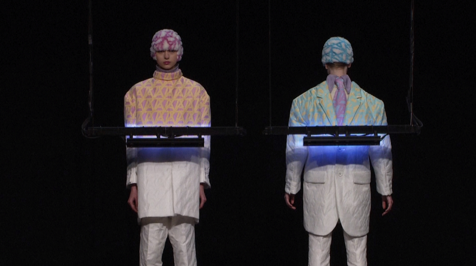 “Anrealage” แบรนด์ญี่ปุ่นสุดไฮเทค โชว์เสื้อผ้าเปลี่ยนสีได้ด้วยรังสี UV [มีคลิป]