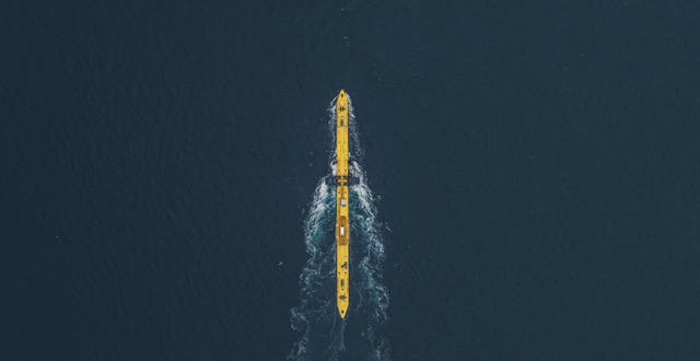 กังหันผลิตไฟฟ้าพลังน้ำขึ้นน้ำลง มีปีกพร้อมใบพัด ทรงคล้ายเครื่องบินลอยน้ำ