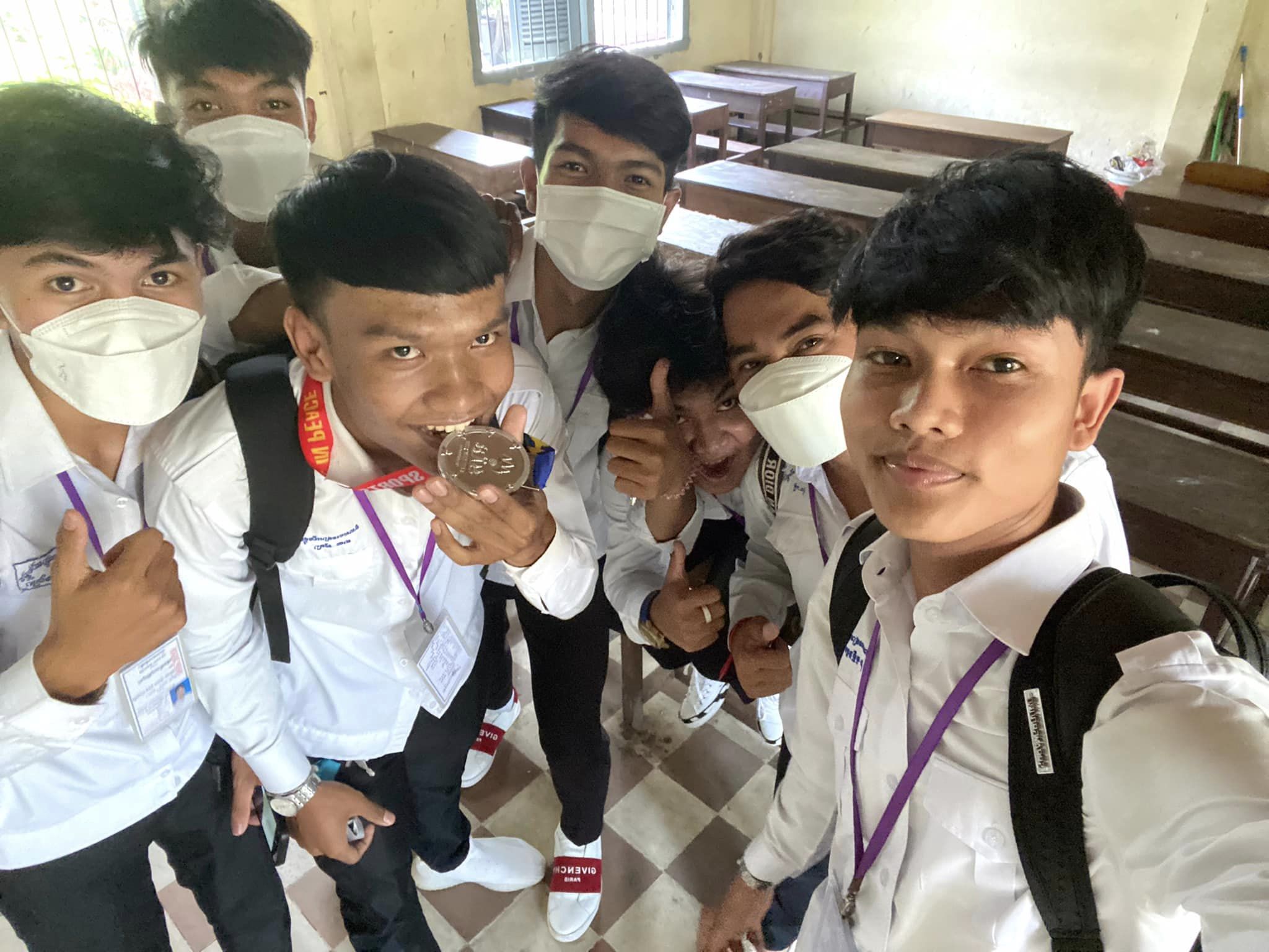 แฟนบอลกัมพูชาที่ได้เหรียญเงินฟุตบอลซีเกมส์ 'โจนาธาร เข็มดี' โพสต์โชว์พร้อมดูแลรักษาอย่างดี แฟนบอลกัมพูชาที่ได้เหรียญเงินฟุตบอลซีเกมส์ 'โจนาธาร เข็มดี' โพสต์โชว์พร้อมดูแลรักษาอย่างดี