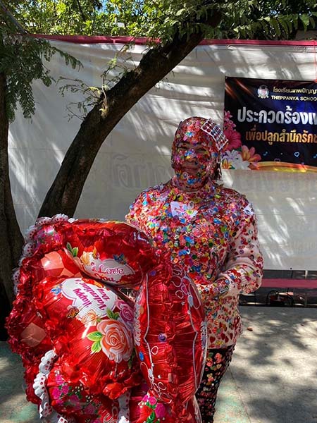 ไวรัลวาเลนไทน์ นร. รุมติดสติกเกอร์หัวใจครู ไม่ต้องบอกว่ารักแค่ไหน!