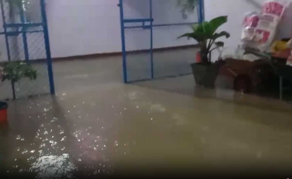ฝนถล่มน้ำขังโรงเรียน  บ้านเรือนชาวกระบี่