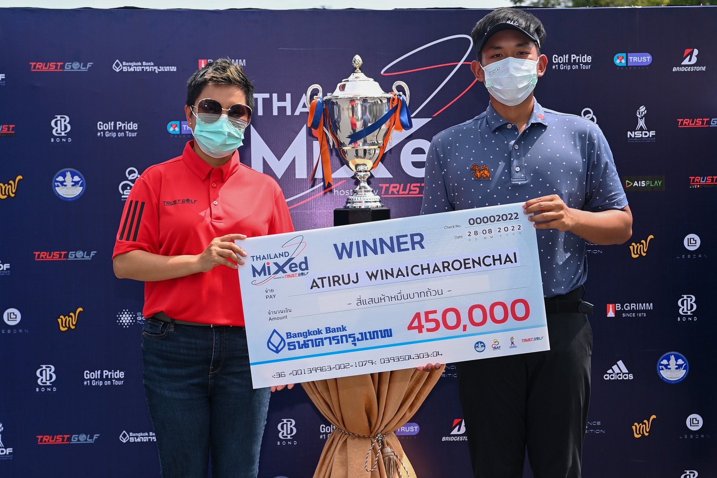 'โปรดราก้อน อติรุจ' พลิกชะตาคว้าแชมป์กอล์ฟอาชีพผสมไทยมิกซ์สนาม4 'โปรดราก้อน อติรุจ' พลิกชะตาคว้าแชมป์กอล์ฟอาชีพผสมไทยมิกซ์สนาม4