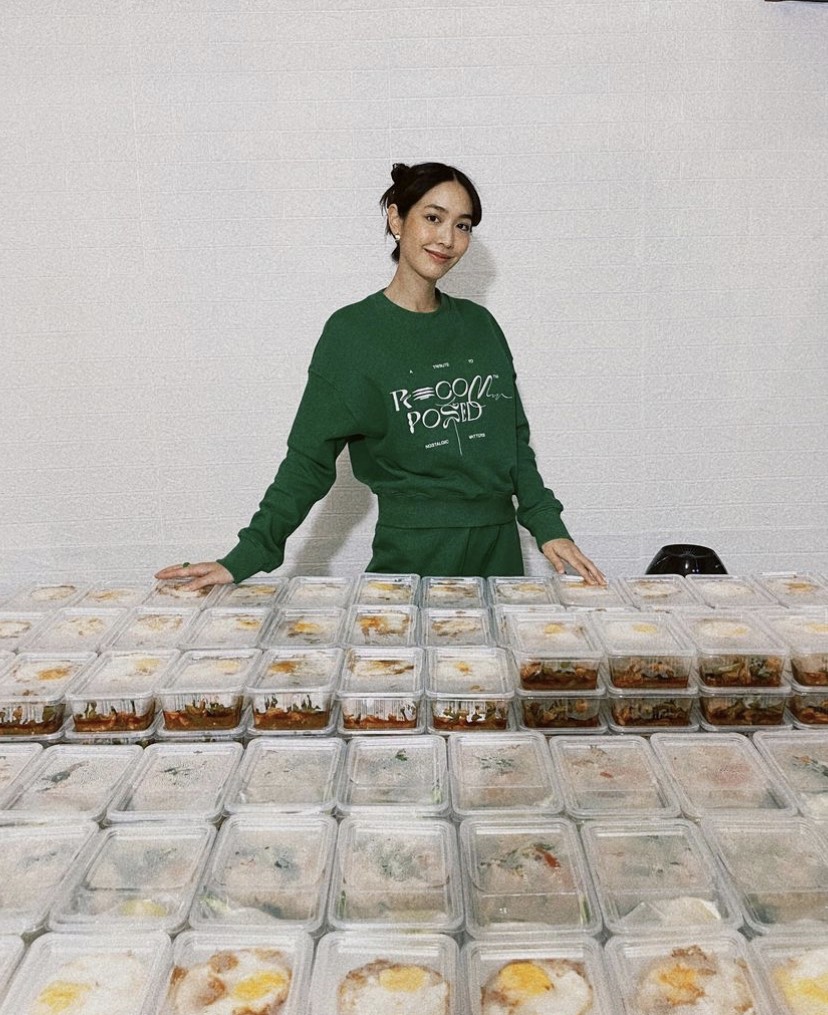 ลงมือเองทุกขั้นตอน มิน พีชญา ปรุงอาหารแจกผู้เดือดร้อนจากโควิด-19 ลงมือเองทุกขั้นตอน มิน พีชญา ปรุงอาหารแจกผู้เดือดร้อนจากโควิด-19