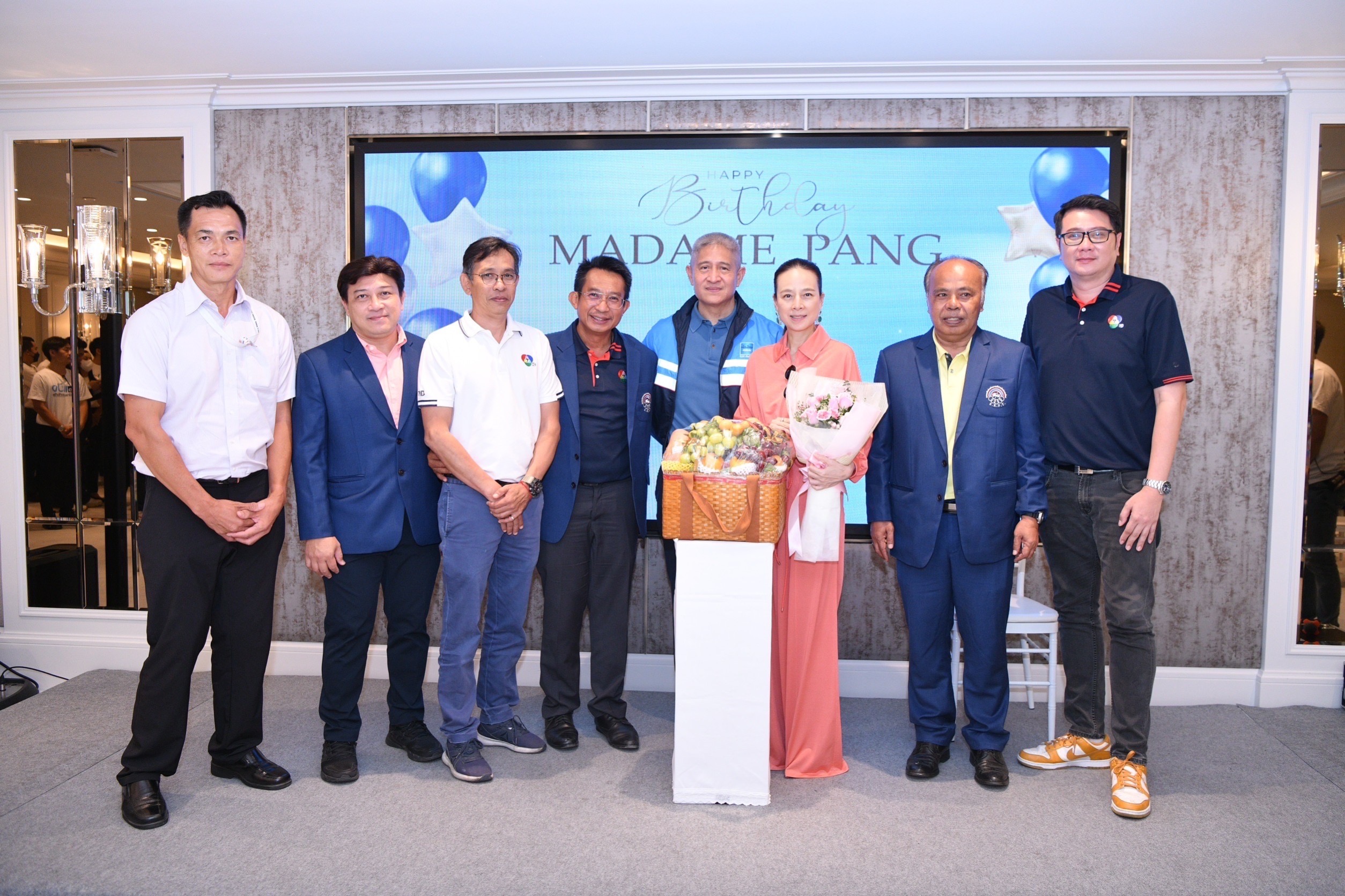 คนกีฬาร่วมงานวันเกิด 'มาดามแป้ง' อายุครบ 57 ปี กันอย่างอบอุ่น คนกีฬาร่วมงานวันเกิด 'มาดามแป้ง' อายุครบ 57 ปี กันอย่างอบอุ่น