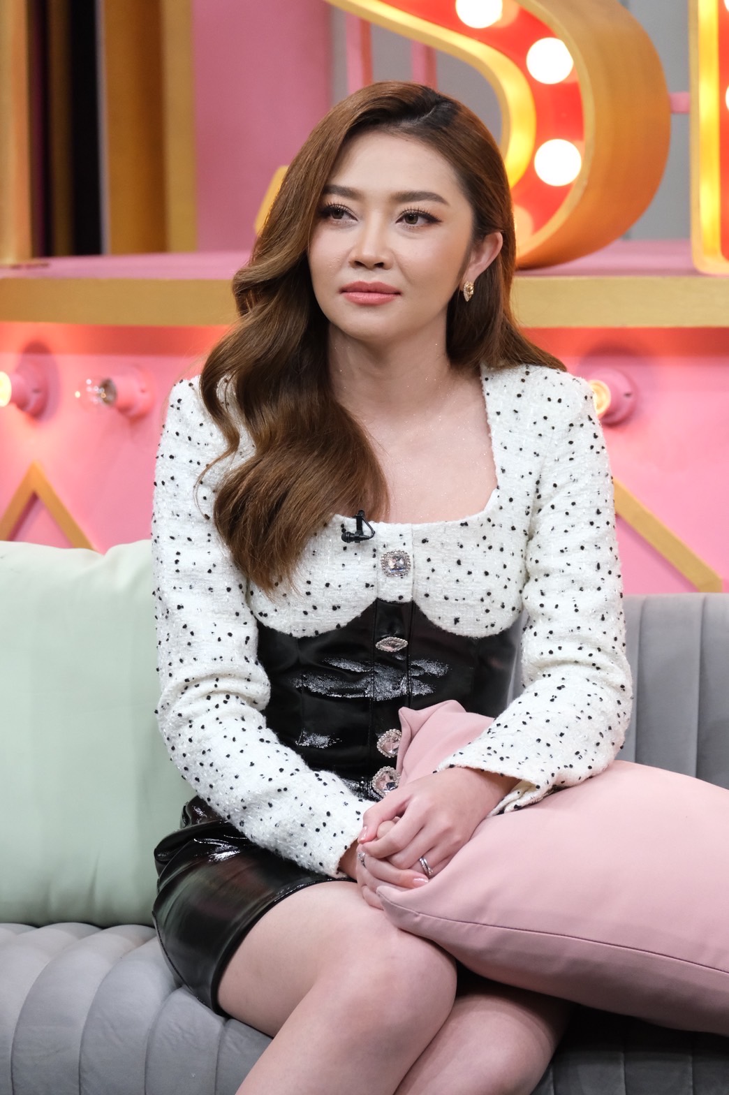 แอน อรดี-บอย ศิริชัย ควงเปิดใจจากคู่จิ้นหมอลำสู่คู่จริง ได้รับช่อดอกไม้สีทอง หลังเปิดตัว