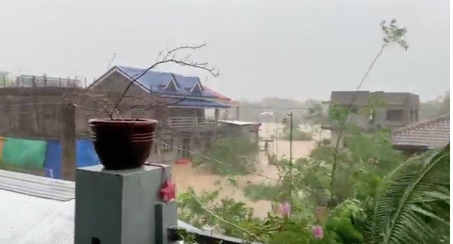 เปิดภาพฤทธิ์ ‘พายุหมาอ๊อน’ ถล่มฟิลิปปินส์ จับตาทวีกำลังเป็นไต้ฝุ่น เปิดภาพฤทธิ์ ‘พายุหมาอ๊อน’ ถล่มฟิลิปปินส์ จับตาทวีกำลังเป็นไต้ฝุ่น