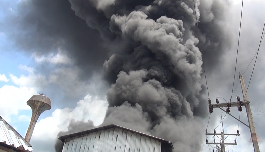 ระทึก! ไฟไหม้โรงงานโฟม-พลาสติก ควันโขมงพวยพุ่งเต็มท้องฟ้า