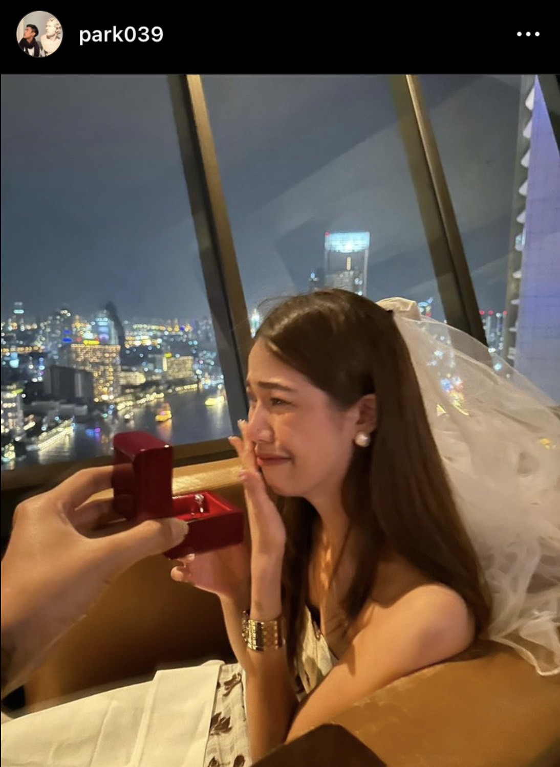 ปาร์ค Cocktail เซอร์ไพรส์ ขอแฟนสาวนอกวงการแต่งงานแล้ว ปาร์ค Cocktail เซอร์ไพรส์ ขอแฟนสาวนอกวงการแต่งงานแล้ว