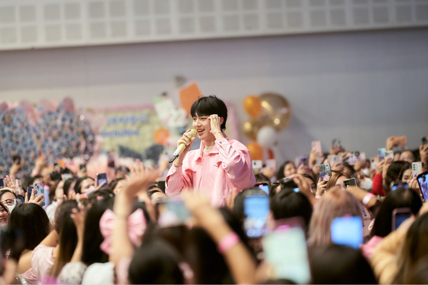 นุนิว ฉลองวันเกิดอายุ 22 แฟนคลับจัดหนักเปย์หลายล้าน ซี พฤกษ์ ร่วมเซอร์ไพรส์