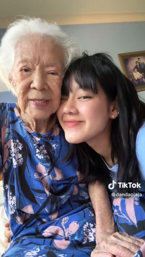 เปิดภาพล่าสุด คุณยายบรรเจิดศรี ยมาภัย  แฟนๆ แห่คอมเมนต์คิดถึงคุณยายมาก