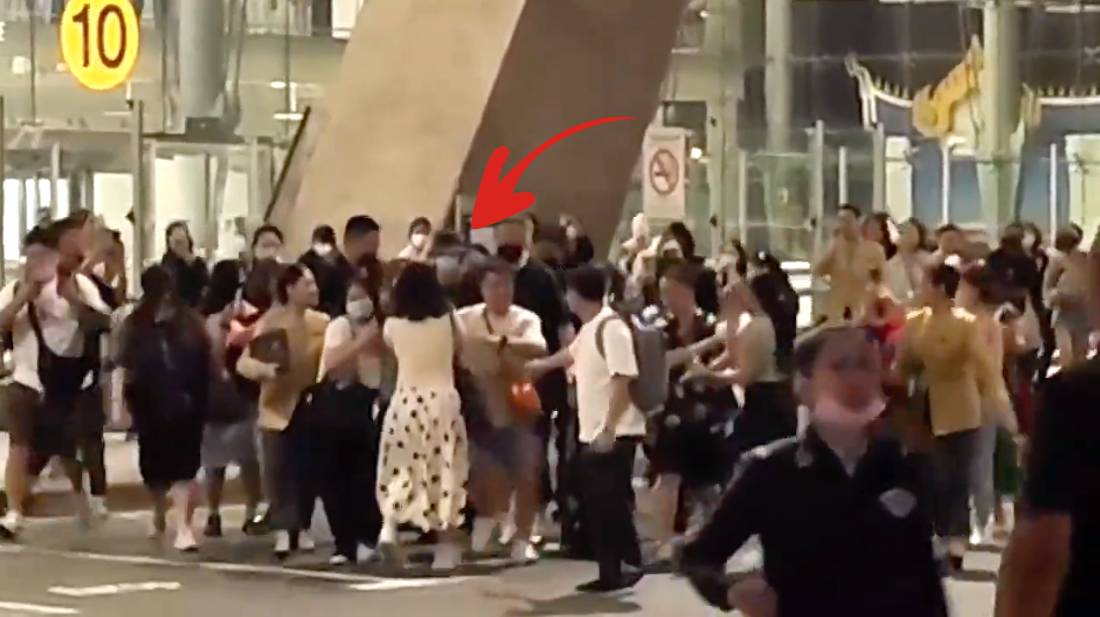 ห่วงความปลอดภัย!! 'หวังอี้ป๋อ' ถูกรุมล้อมที่สนามบิน หลังเดินทางถึงเมืองไทย