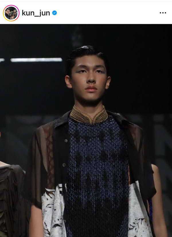 เคน-หน่อย เชียร์ติดขอบ! ลูกชายขึ้นเวทีแฟชั่นโชว์ โตเป็นหนุ่มแล้วหล่อเท่แพ็คคู่ เคน-หน่อย เชียร์ติดขอบ! ลูกชายขึ้นเวทีแฟชั่นโชว์ โตเป็นหนุ่มแล้วหล่อเท่แพ็คคู่