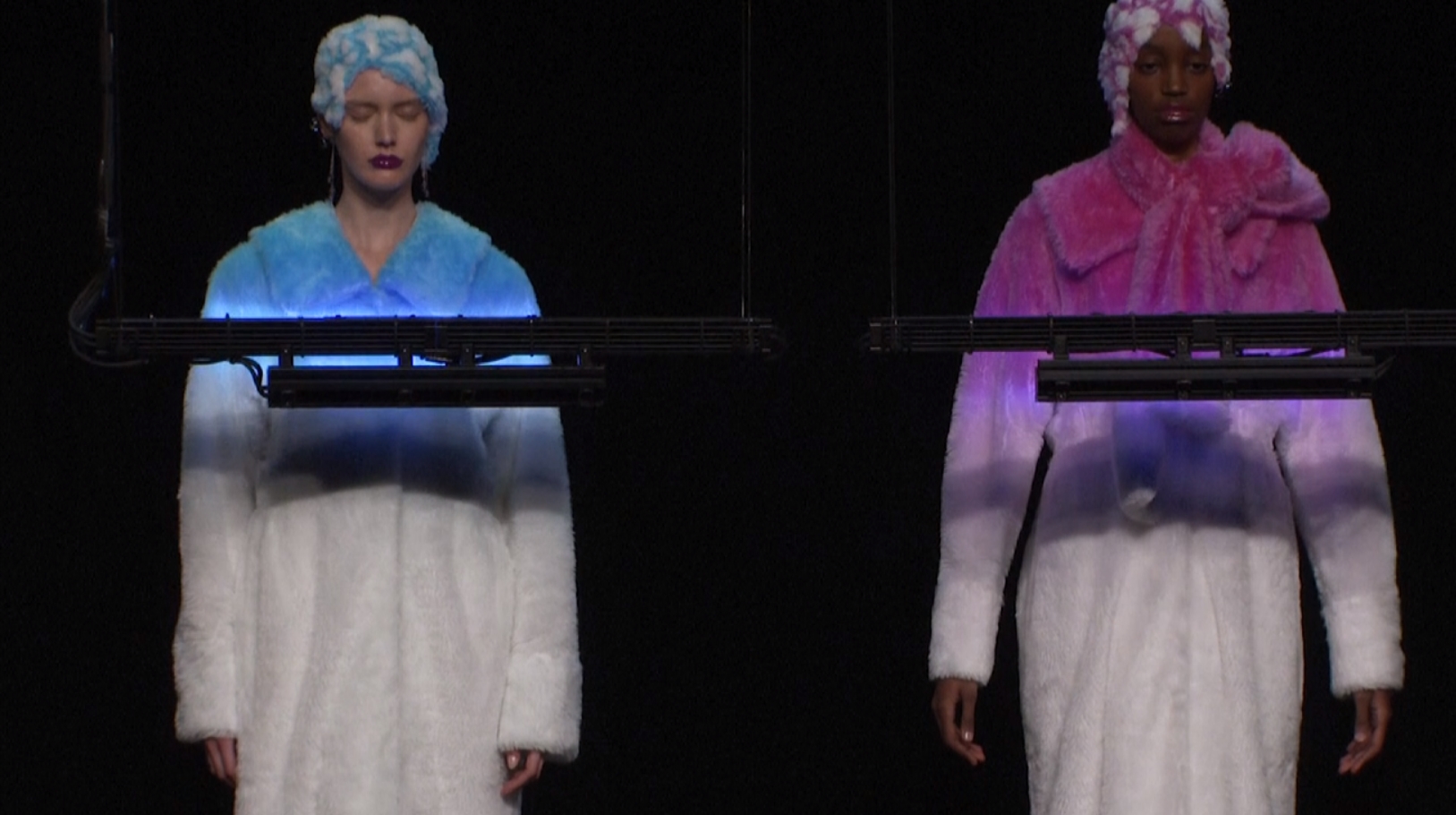 “Anrealage” แบรนด์ญี่ปุ่นสุดไฮเทค โชว์เสื้อผ้าเปลี่ยนสีได้ด้วยรังสี UV [มีคลิป]