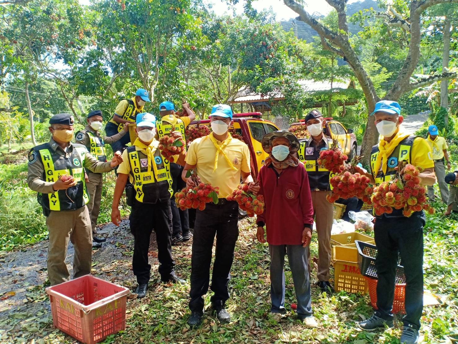 “ส่งต่อความสุข”ตร.ช่วยสองต่อ เกษตรกร-บุคลากรแพทย์ “ส่งต่อความสุข”ตร.ช่วยสองต่อ เกษตรกร-บุคลากรแพทย์
