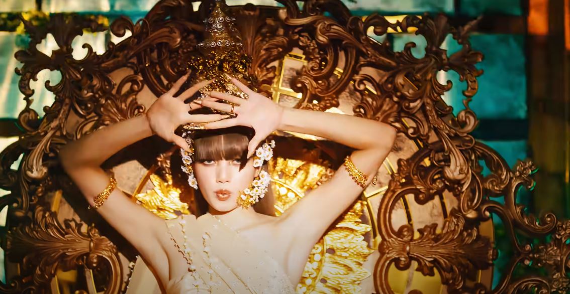 แจงดราม่าเครื่องศีรษะ ลิซ่า BLACKPINK ชี้ชัดเหมาะสมหรือไม่?!