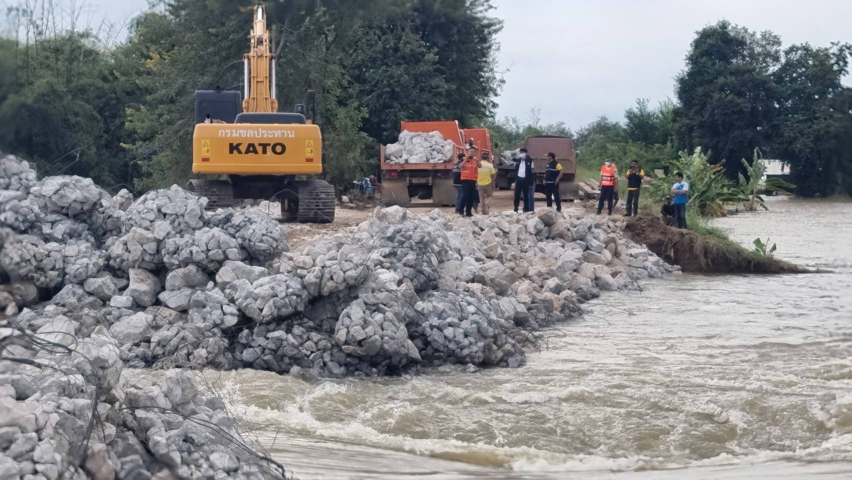 ข่าวน้ำท่วมล่าสุด 25 ต.ค. หลายพื้นที่ยังอ่วม กาฬสินธ์ุซ่อมพนังน้ำชีเสร็จแล้ว ข่าวน้ำท่วมล่าสุด 25 ต.ค. หลายพื้นที่ยังอ่วม กาฬสินธ์ุซ่อมพนังน้ำชีเสร็จแล้ว