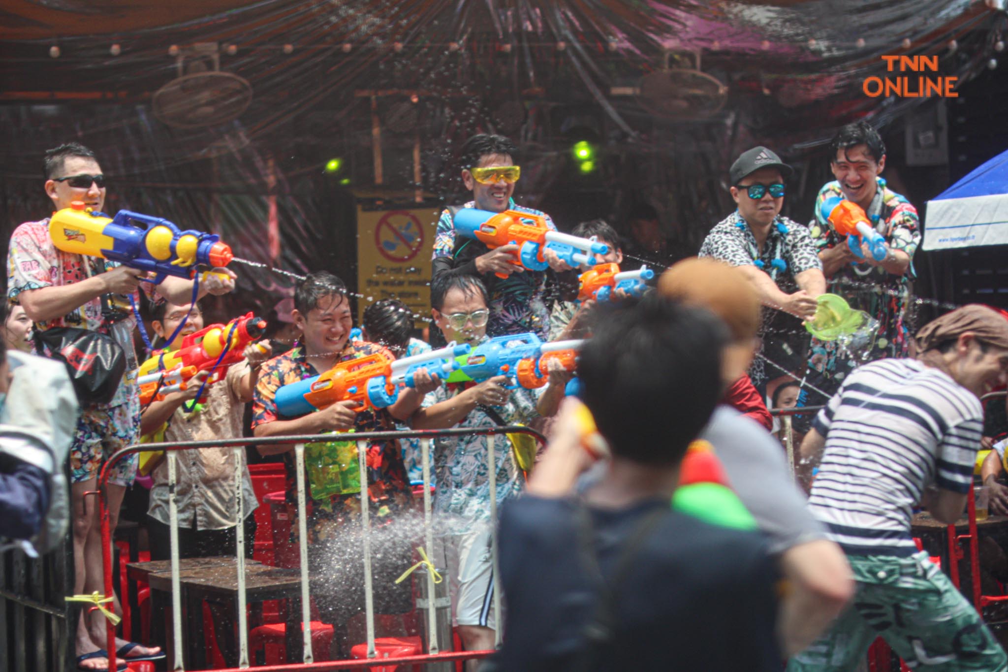 เริ่มแล้วสงกรานต์ข้าวสาร นทท.เล่นสาดน้ำกันคึกคัก เริ่มแล้วสงกรานต์ข้าวสาร นทท.เล่นสาดน้ำกันคึกคัก