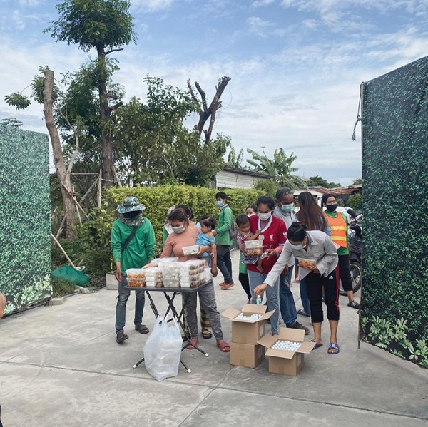 เด่นคุณ - แกรนด์ลงมือทำข้าวกล่อง แจกแคมป์คนงาน 200 กล่อง (มีคลิป) เด่นคุณ - แกรนด์ลงมือทำข้าวกล่อง แจกแคมป์คนงาน 200 กล่อง (มีคลิป)