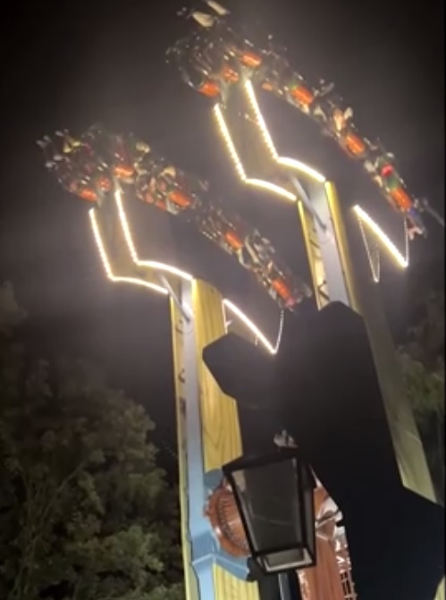 ภาพนาทีชีวิต! เครื่องเล่นในสวนสนุกค้างกลางอากาศ คนเล่นต้องอยู่ในสภาพห้อยหัว ภาพนาทีชีวิต! เครื่องเล่นในสวนสนุกค้างกลางอากาศ คนเล่นต้องอยู่ในสภาพห้อยหัว