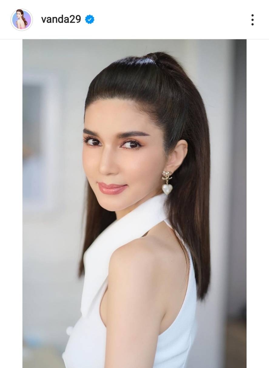 โบว์ แวนด้า เผยลูกสาวทำงานเก่งไม่แพ้พ่อ ด้านคุณแม่ อาการดีขึ้นเเล้วหลังล้มหัวฟาดพื้น โบว์ แวนด้า เผยลูกสาวทำงานเก่งไม่แพ้พ่อ ด้านคุณแม่ อาการดีขึ้นเเล้วหลังล้มหัวฟาดพื้น