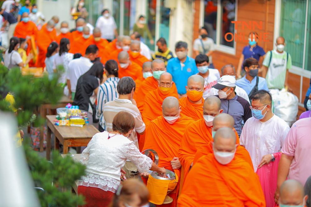 วันออกพรรษา 2565 เปิดประวัติความเป็นมา พิธีตักบาตรเทโวในภาคต่างๆ