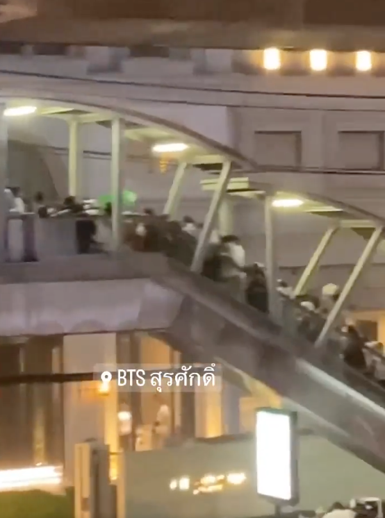 BTS สุรศักดิ์ โซเชียลแชร์คลิปนาทีระทึกเกิดเหตุคนล้มทับกันบนบันไดเลื่อน BTS สุรศักดิ์ โซเชียลแชร์คลิปนาทีระทึกเกิดเหตุคนล้มทับกันบนบันไดเลื่อน