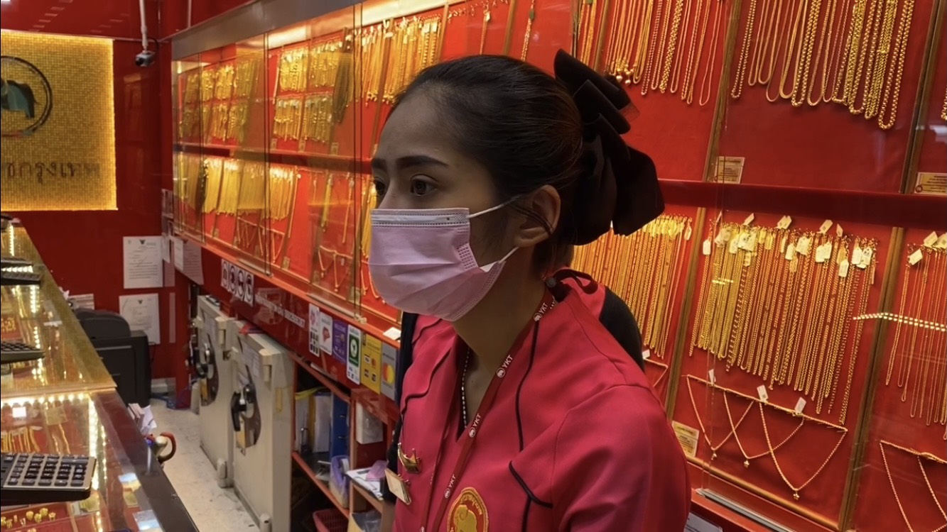 ด่วน! ระทึกกลางห้าง 2 คนร้ายบุกชิงทรัพย์ร้านทอง-กวาดกว่า 6 ล้านหนี ด่วน! ระทึกกลางห้าง 2 คนร้ายบุกชิงทรัพย์ร้านทอง-กวาดกว่า 6 ล้านหนี