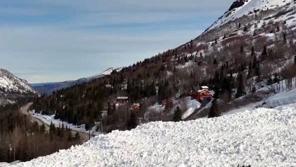 เปิดภาพ หิมะ ถล่มสูง 80 ฟุตครั้งใหญ่สุดในรอบ 100 ปีที่อลาสกา